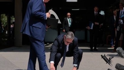 G7峰会上弯腰捡起特朗普掉落的文件,斯塔默回应:为了避免安全恐慌