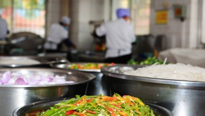 教职工早午餐那么丰盛,原来是在“抢学生餐的肉”