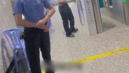 女子带四娃乘车其中两娃不到6周岁,补票时与乘务人员发生争执,12306回应