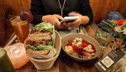 90后独生子女,把抑郁症父母送去精神科