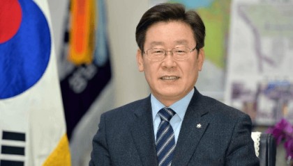 李在明松了一口气,朝鲜领导人给了他最大面子,与韩国人罕见握手,美朝韩或将有机会聚首?