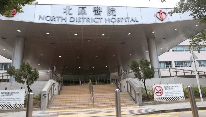 香港一毒贩借口如厕从医院逃跑,上身赤裸戴手铐!警方正追缉