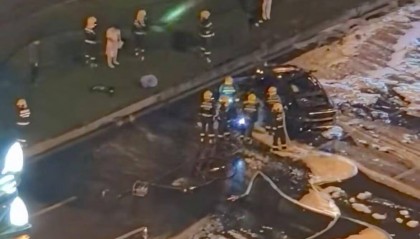 成都街头一新能源汽车凌晨起火,多名路人踹门砸窗参与救人,消防切割车身救人,当地回应