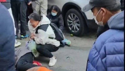 沈阳一网红早市发生汽车撞人事件,多人受伤倒地
