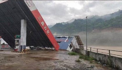 现场画面:广西三江一加油站地基被洪水冲垮,收费处房屋陷落榕江