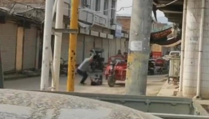 西安临潼因琐事当街踢打妻子的男子被行拘,当地妇联:将持续跟进