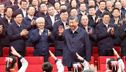 习近平观看庆祝新疆维吾尔自治区成立70周年文艺晚会《美丽新疆》