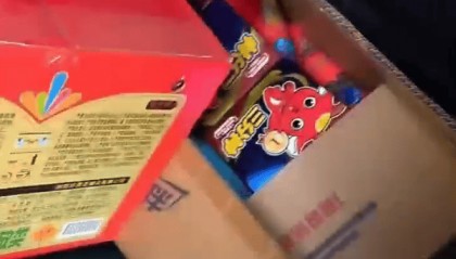 密密麻麻堆满!两亲家为给子女婚礼“添彩”,竟把私家车变成移动“火药库”