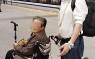 六旬男子推94岁母亲坐轮椅乘动车,自称在深圳北站遇“郑智化式”难题,12306回应