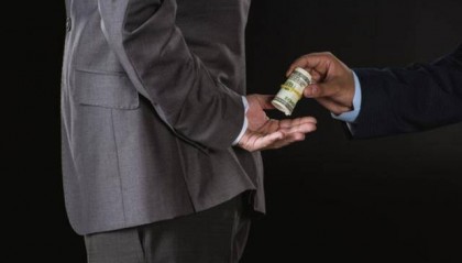 武汉同济医院骗保案中案:18名骨科医生收回扣2200多万元,知名药企魅影浮现