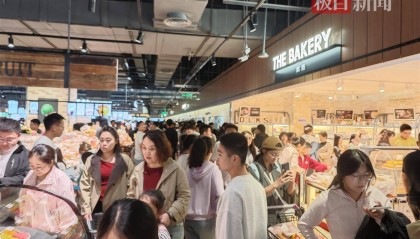 中秋夜的新乡胖东来能有多少人?多个收银口排起长队,有顾客举着购物篮在人群中穿行