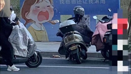 小区广告牌标语“别人爸爸都直接下车库,我爸爸还让我淋雨”,业主质疑推销车位扭曲孩子价值观