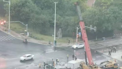 柳州烂尾轻轨墩柱被拆,承建方披露原因!市民称又得堵一次路