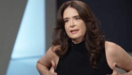 美前泳装模特:他当着我男友的面摸我的胸 特朗普团队回应称是哈里斯团队编的