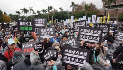 不忍了,15万台湾民众上街高喊:干掉民进党!赖清德下台!