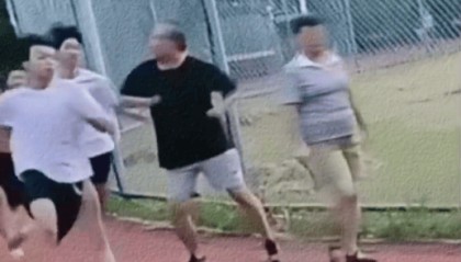 广东一老人散步故意肘击跑步学生引热议,律师称涉嫌故意伤害