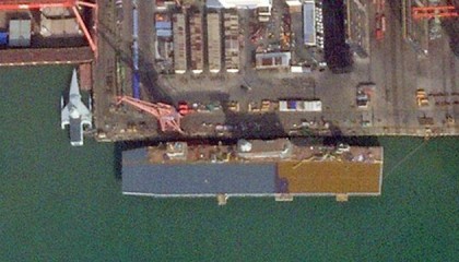 解放军闷声干大事!东风26吸走美方注意力,后方竟忙着造新杀器