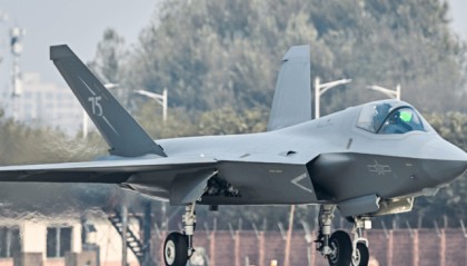 歼35A首次亮相!第一架原型机工艺远超苏57,后续公布更“牛”的