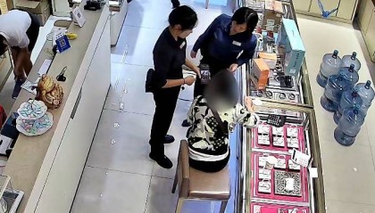 柳州女子到柳南万达买3万元黄金,不挑款不问价,店员吓到报警!