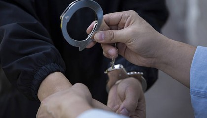 家长质疑校服质量被拘7天,网络维权的边界在哪