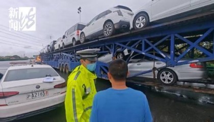 上海高速惊现52米“贪吃车”!民警惊了:你这不是火车啊!