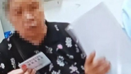 84岁老太被大女儿带出养老院,取光40万存款!小女儿:养老院应担责