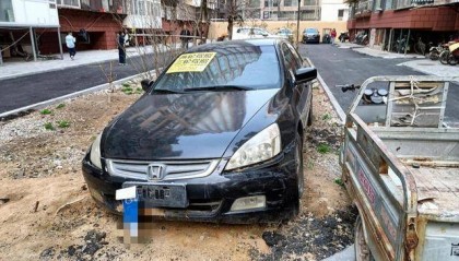 烟台一轿车停放小区绿化带一年多 居委会:车主在外地