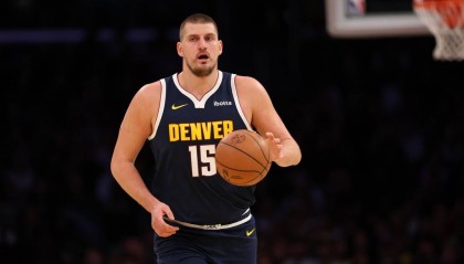 约基奇本赛季得分篮板助攻均联盟前三 三分命中率联盟第一