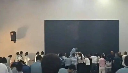 家长们跪成一排,学生蒙眼从背上踩过?教育局回应河南一中学举办活动引热议:正调查处理
