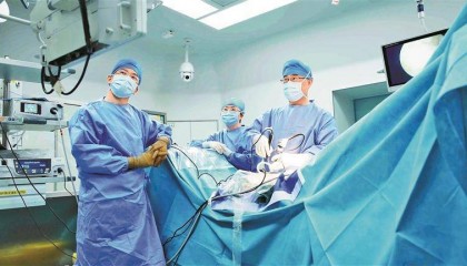 香港女士腰椎间盘突出3个月夜不能寐,深圳医生妙手回春 一个小时 手到病除