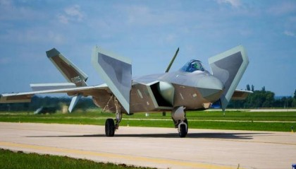 “歼-20时刻”再现,中国领先美国一步,谁家六代机还是PPT?