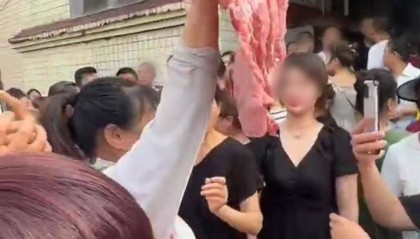 富顺通报“家长质疑一学校食材质量”:采购搁置较久精排且未用冷链运输,已立案调查