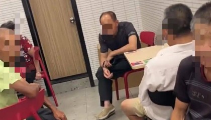 “老人为乘凉挤满餐厅”,店家喇叭播放:这里不是老年活动中心;当地政府回应:已有人员跟进处理