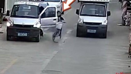 男孩骑单车遭遇“开门杀”,摔倒后又被小货车碾压 广东汕头有关部门:及时送医,无生命危险