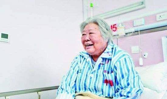 还记得人民币上“女拖拉机手”吗？这位老人90岁了，身体状态不好