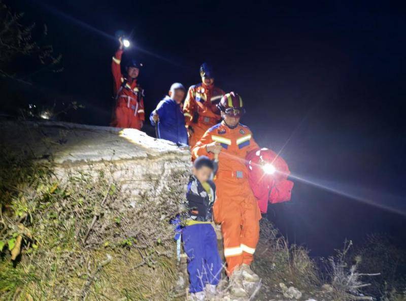 河北一书院31名师生及家长爬山迷路 京冀两地消防联合救援