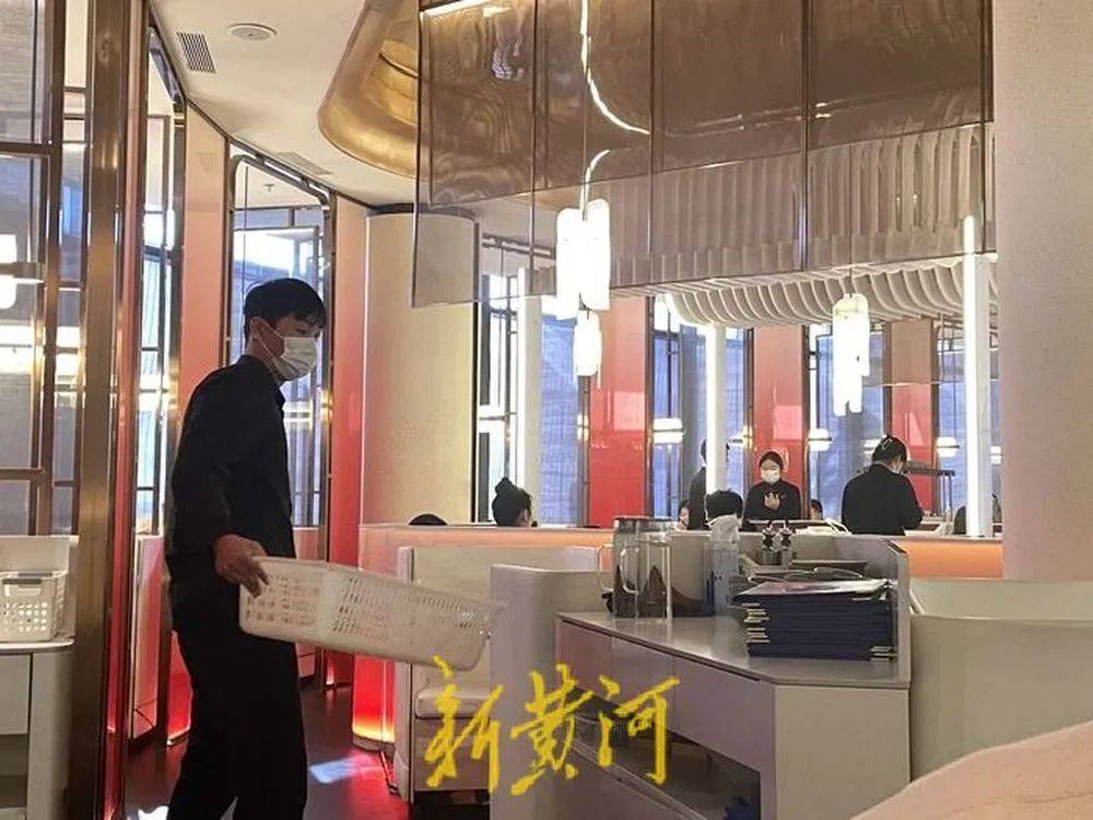 “张兰封号”风波后的麻六记：线下门店直播意外爆火，济南店直播间当日点赞超1665万