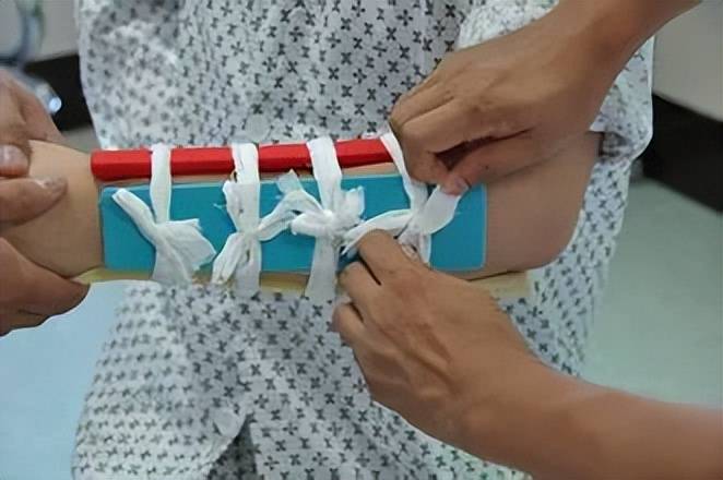 男子称27岁姐姐在三亚被蛇咬伤身亡，质疑医院延误救治，卫健部门：已组织协商