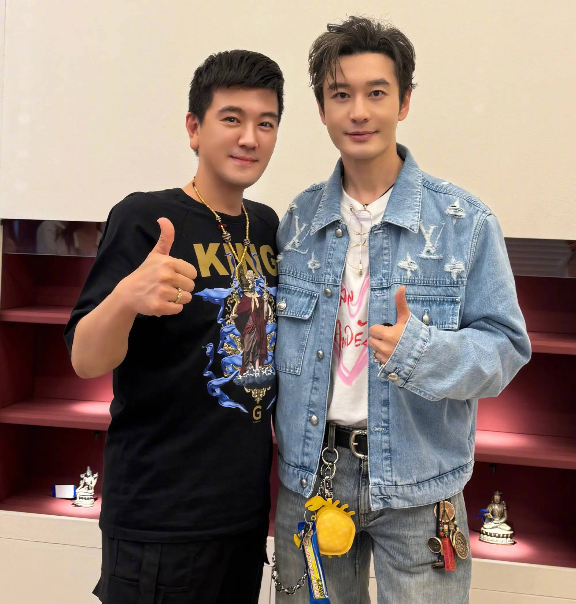 杨子晒与黄晓明聚会合照！被网友辣评美颜开太大都不像他了