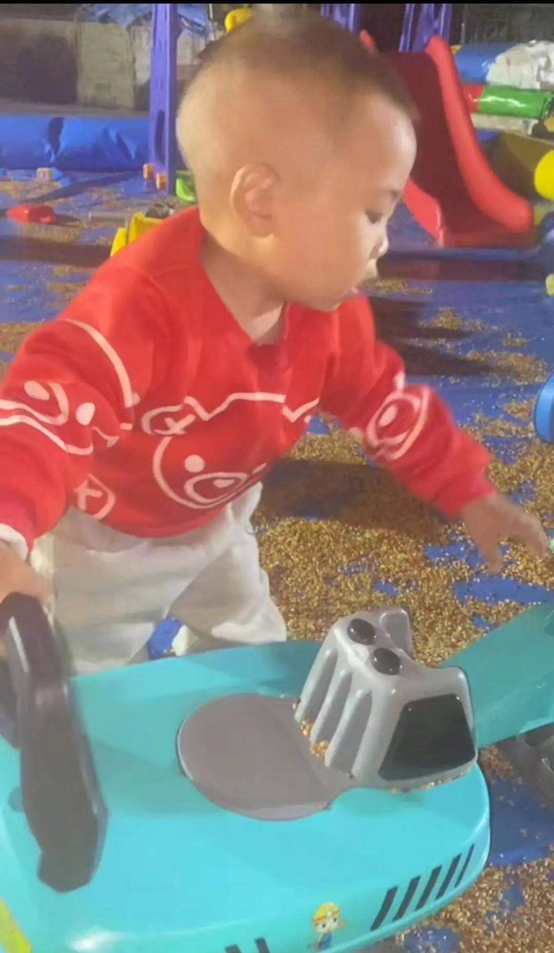 1岁男孩家门口失踪已超6天!妈妈:爷爷睡了20分钟他就不见了,孩子爸爸去年患癌去世;当地已展开地毯式搜索