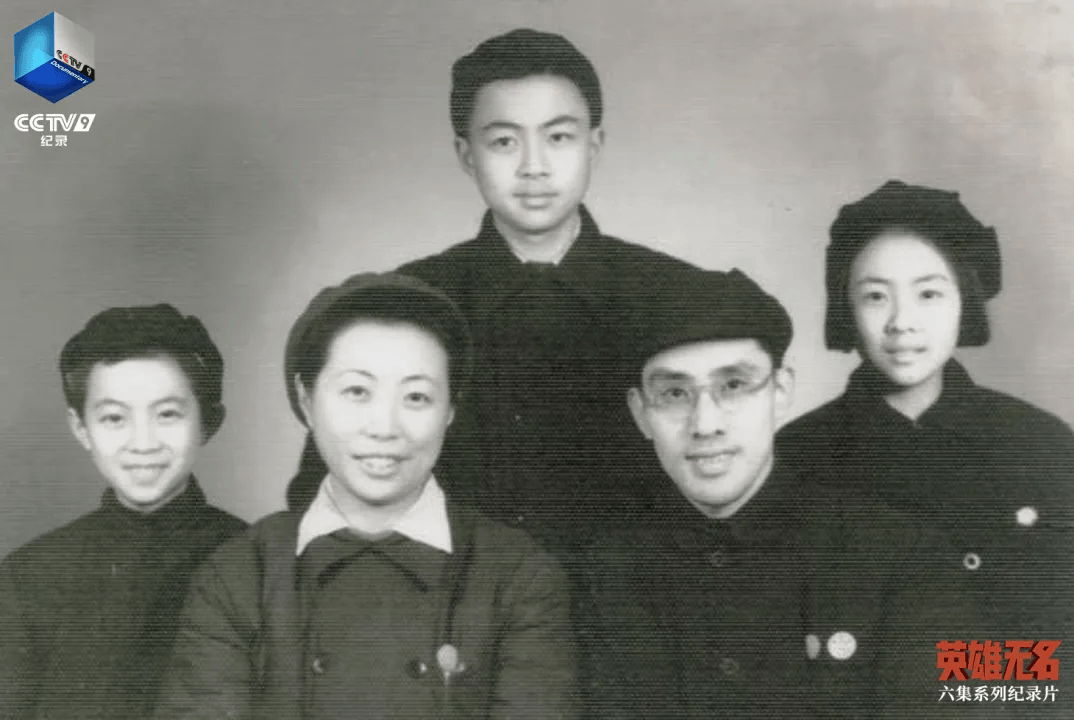 这些合影背后，是十余年的生死潜伏……