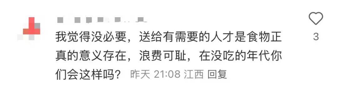 看着心疼！上海网红店将没卖掉的面包整框扔了？网友吵翻