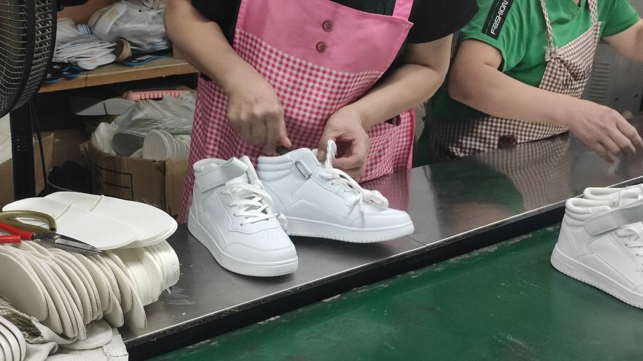 为一年多挣2万 53岁工人每天主动干15小时