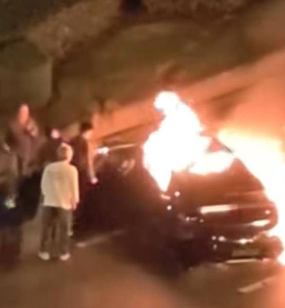 成都街头一新能源汽车凌晨起火,多名路人踹门砸窗参与救人,消防切割车身救人,当地回应