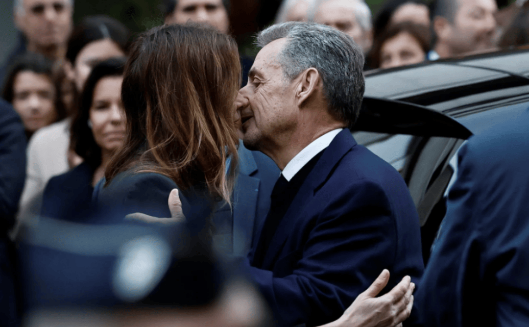 70岁法国前总统萨科齐的“坐牢style”:入狱前密会马克龙,入狱后开始写书