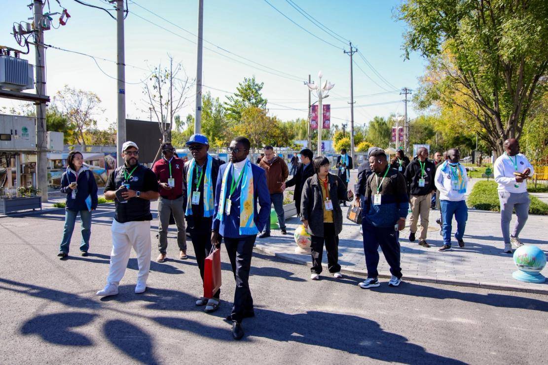 “贫穷是我们共同的敌人!”非洲10国媒体人热议中非减贫合作