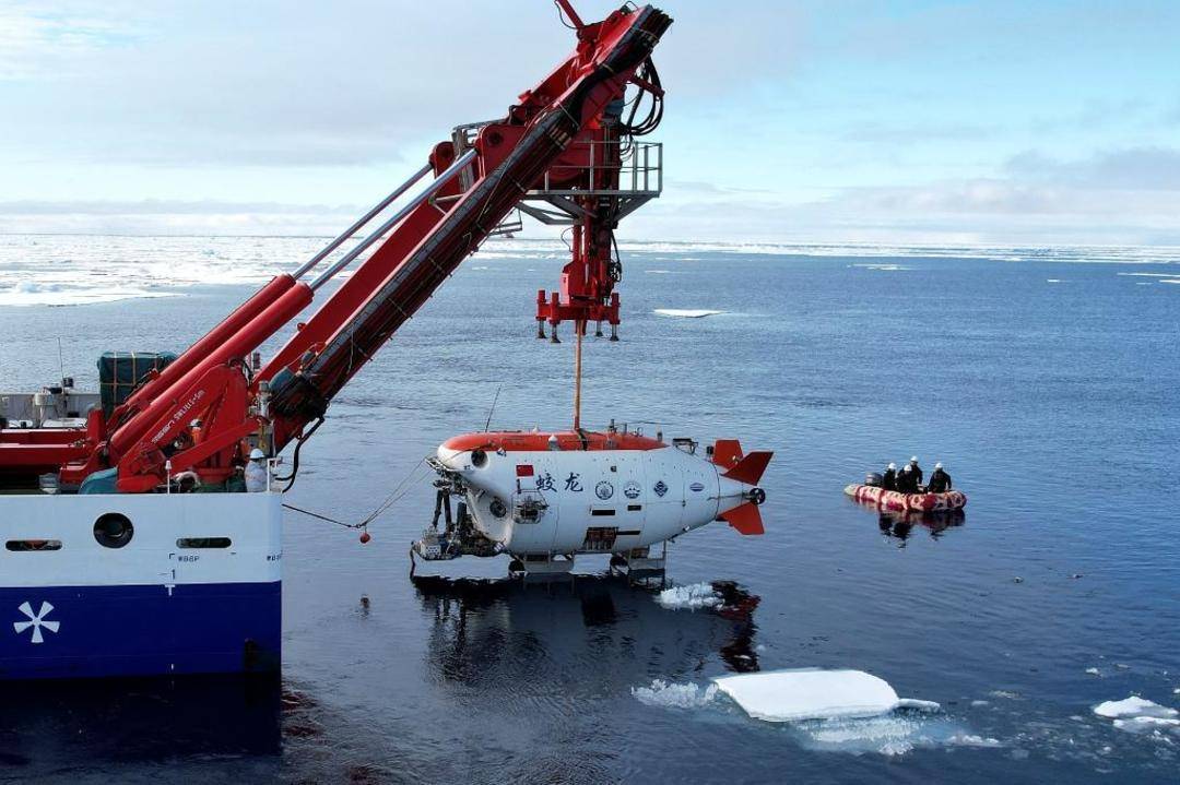 “奋斗者”号回到三亚 载人深潜“双雄”在北极实现水下联合作业