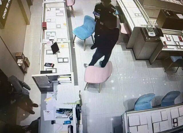 股市套现170万元后，杭州男子豪购300克金条！老板当场报警……