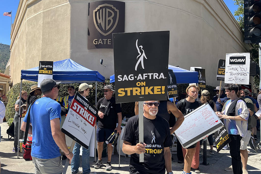 《繁花》编剧袭警传闻有了通报，署名争议谁来解答