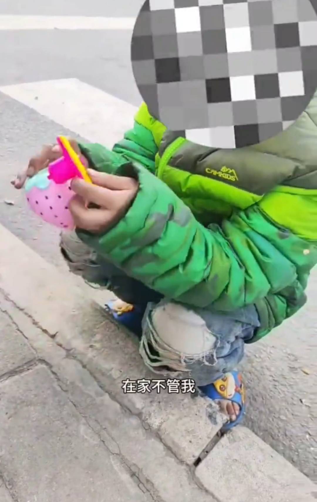 西安7岁女孩寒风中穿凉鞋路边捡吃的，父亲称妻子离世家境窘迫，民政局：已妥善安排